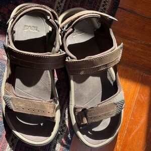 Teva men’s Brown Sandals EUC